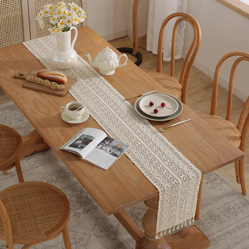 Chemin de table dentelle crochetée beige vintage pompons - vue 6 sur 7