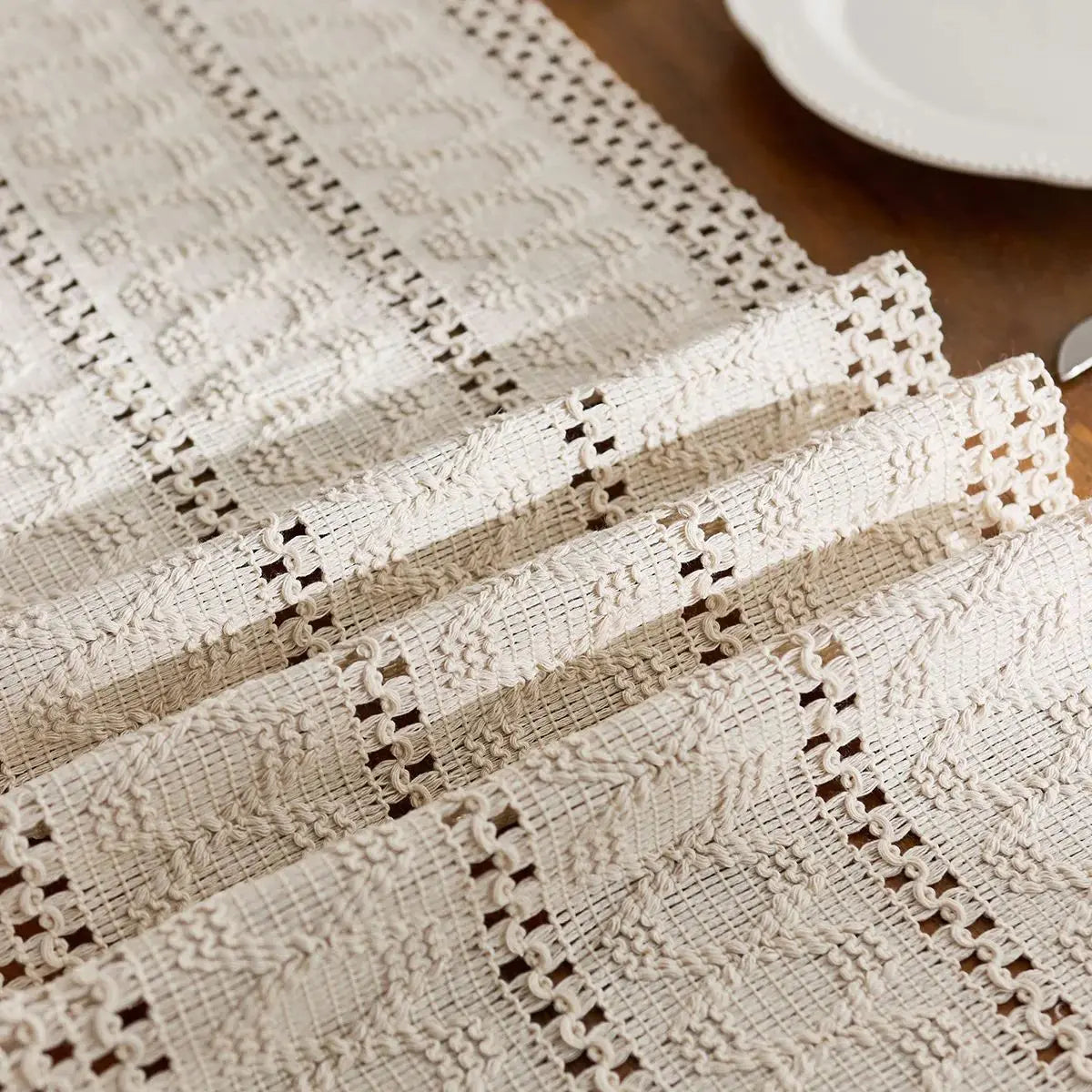 Chemin de table bohème beige tissé pompons géométriques - vue 7 sur 7