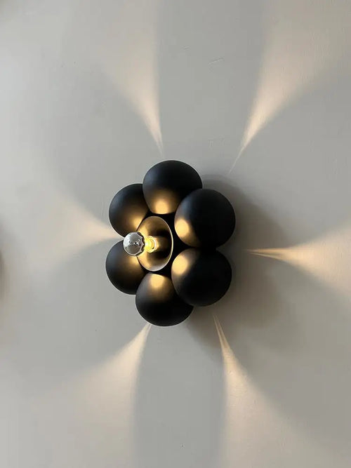Minimalistische Wandleuchte in Blumenform für ein sanftes Ambiente - vue 2 sur 8