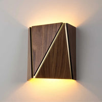 Wandleuchte aus Massivholz im japanischen Design für ein elegantes Interieur