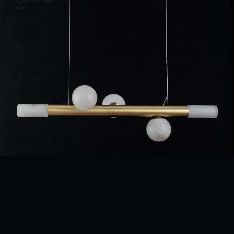 barre avec boule suspension table ronde en marbre éclairage salon de thé