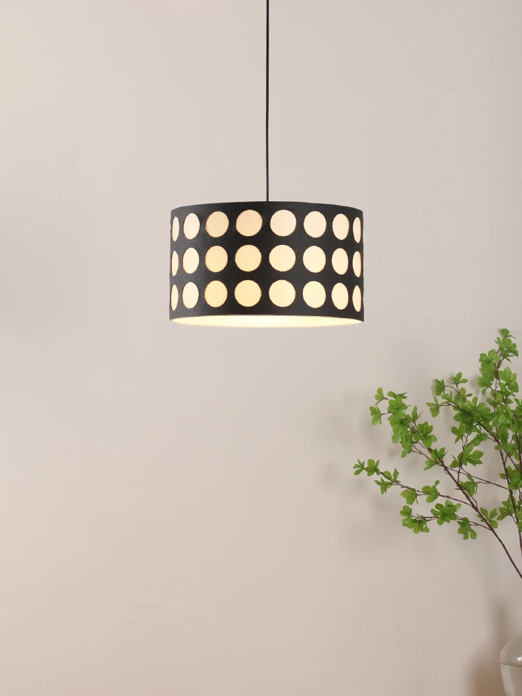 Moderne Vintage-Pendelleuchte mit Punkten für trendige Innenräume - vue 5 sur 8