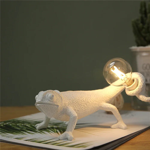 lampe de bureau lézard caméléon moderne et ludique en résine - vue 6 sur 11