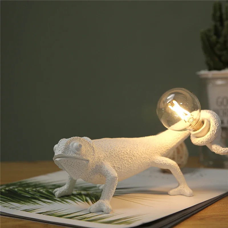 lampe de bureau lézard caméléon moderne et ludique en résine - vue 5 sur 11