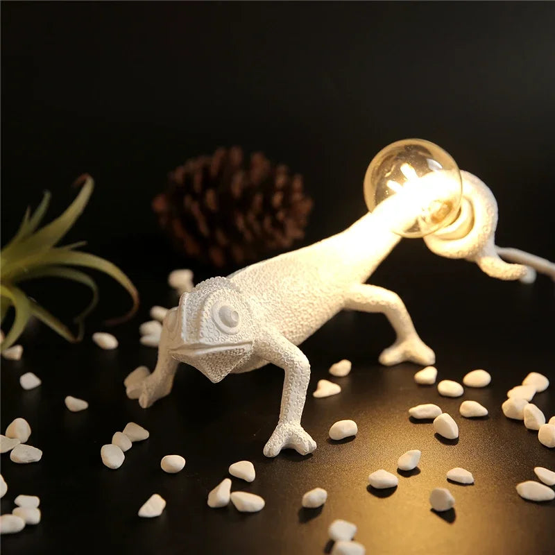 lampe de bureau lézard caméléon moderne et ludique en résine - vue 4 sur 11