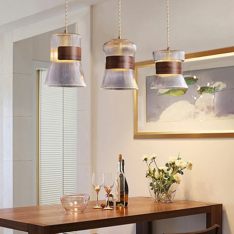 Suspension moderne en verre transparent avec détails en bois et cuivre