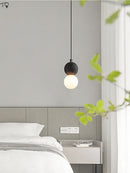 Moderne Pendelleuchte aus schwarzem Stein mit Loch – ideal für Bar oder Studio
