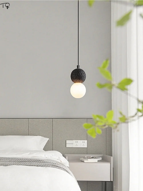 Moderne Pendelleuchte aus schwarzem Stein mit Loch – ideal für Bar oder Studio - vue 5 sur 9