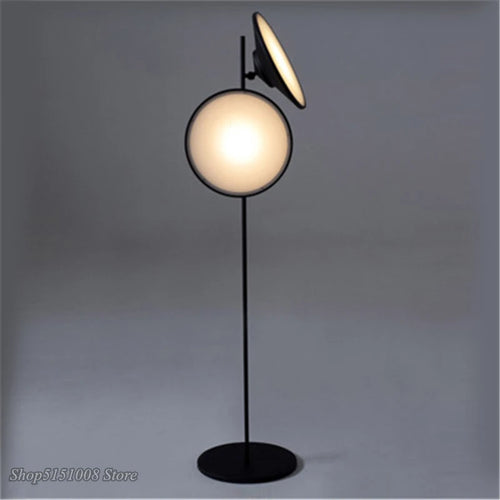 Moderner LED-Stehleuchte im nordischen Design mit doppeltem Licht