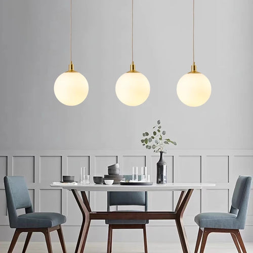 Minimalistische Pendelleuchte aus Messing mit milchglas Orbe - vue 7 sur 9