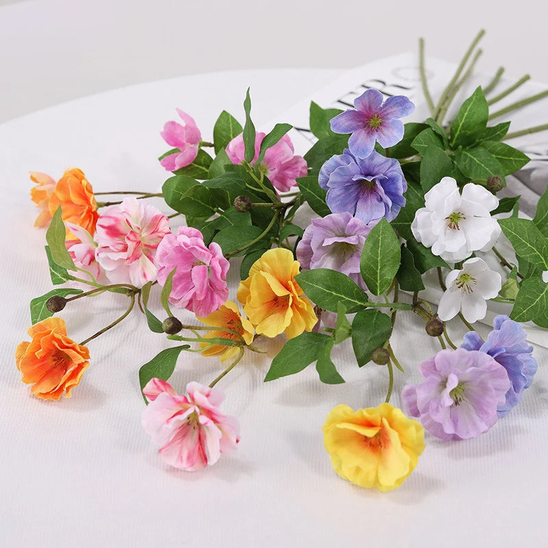 petites fleurs en soie réalistes pour décorations et événements