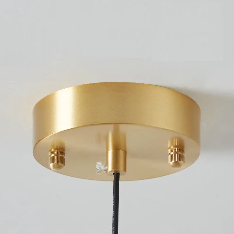 Bauhaus-Pendelleuchte aus Glas und goldfarbenem Metall mit LED - vue 5 sur 20