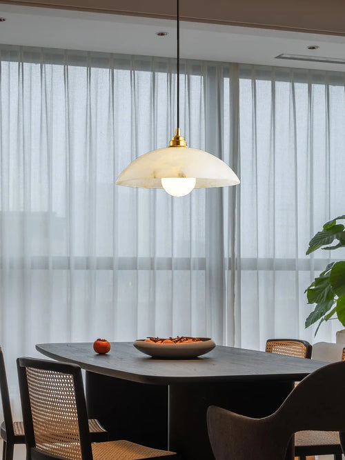 suspension en marbre et cuivre design minimaliste pour intérieur moderne