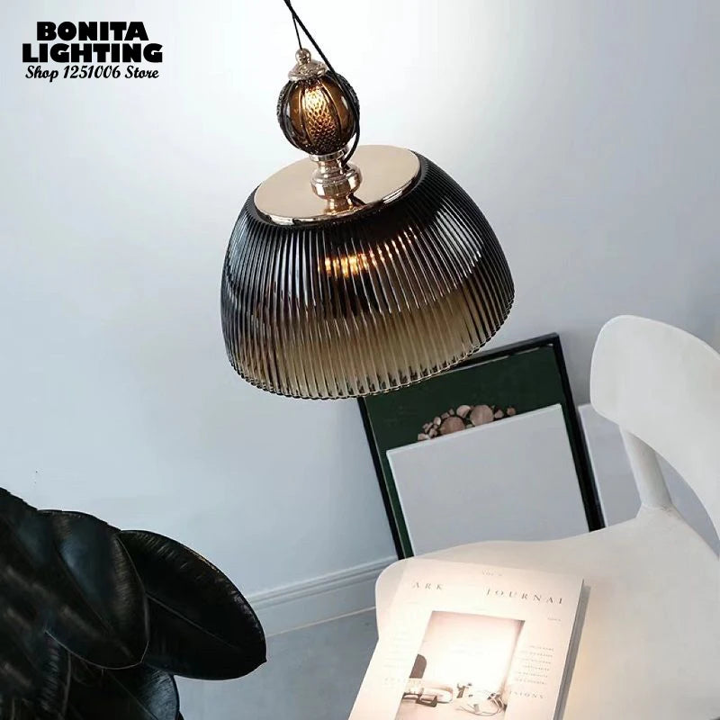 Pendelleuchte aus skulpturiertem Glas im Retro-Stil mit modernem Flair - vue 4 sur 8