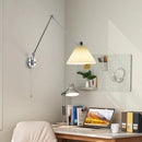 Moderne teleskopische Wandleuchte mit schwenkbarem Arm und rotierbarer Lampe