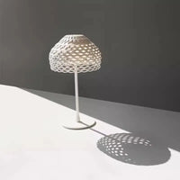 Minimalistische LED-Stehleuchte für warmes Licht