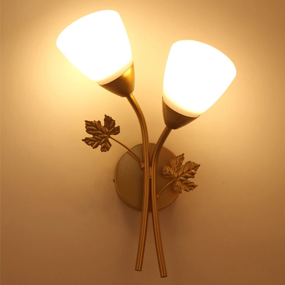 Moderne nordische Wandleuchte aus Eisen mit Glaskugel