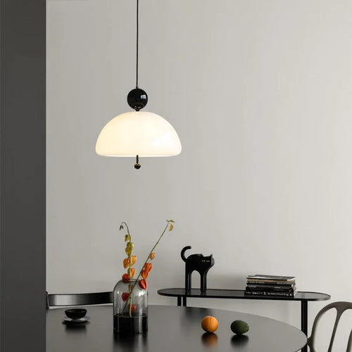 Kronleuchter aus cremefarbenem Glas im retro mittelalterlichen Stil für ein elegantes Interieur - vue 5 sur 11