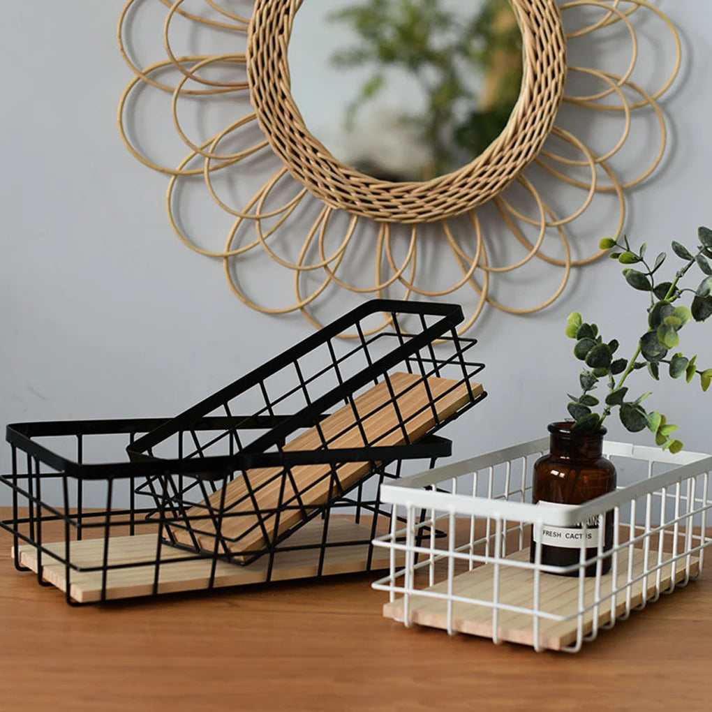 panier de rangement suspendu en métal et bois pour cosmétiques - vue 3 sur 7