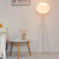 Moderne und elegante Nachttischlampe für eine warme Atmosphäre
