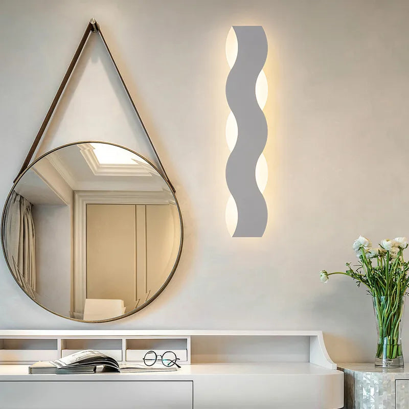 Moderne LED-Wandleuchte in Wellenform für den Innenflur - vue 4 sur 18