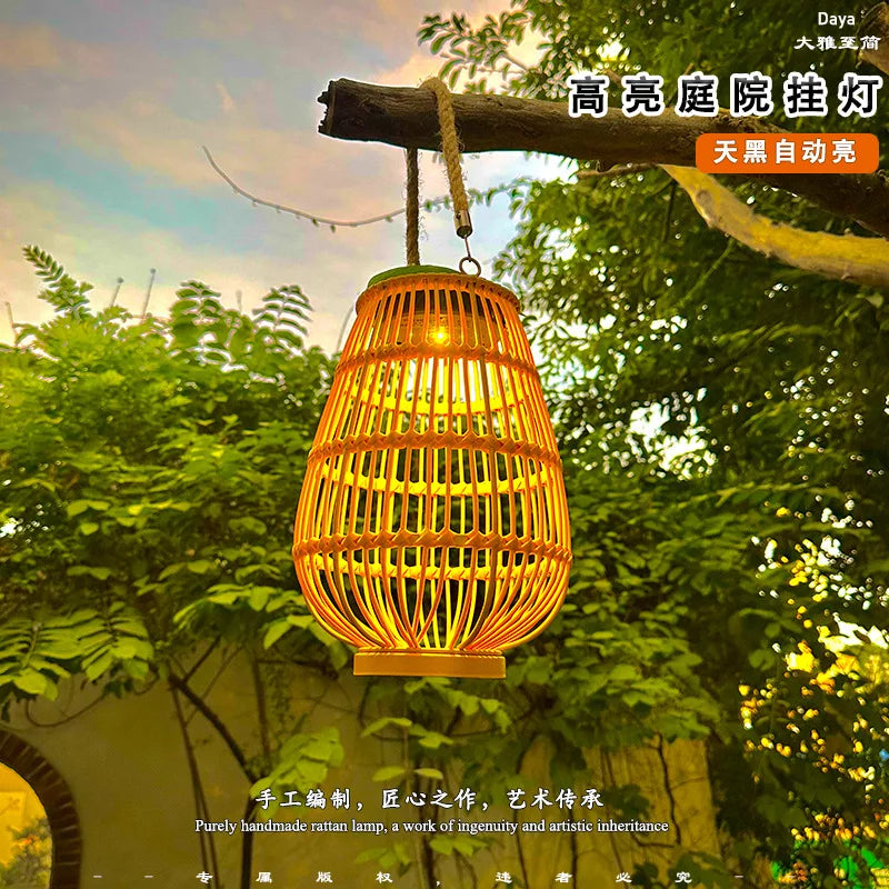Solarlaterne aus Rattan für kreative Outdoor-Atmosphäre