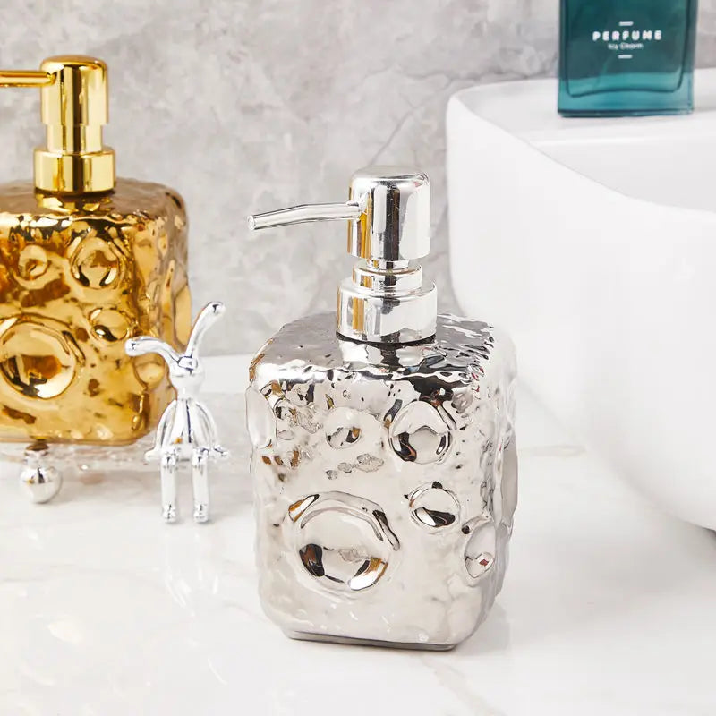bouteille en céramique dorée décor lune pour lotion - vue 5 sur 11