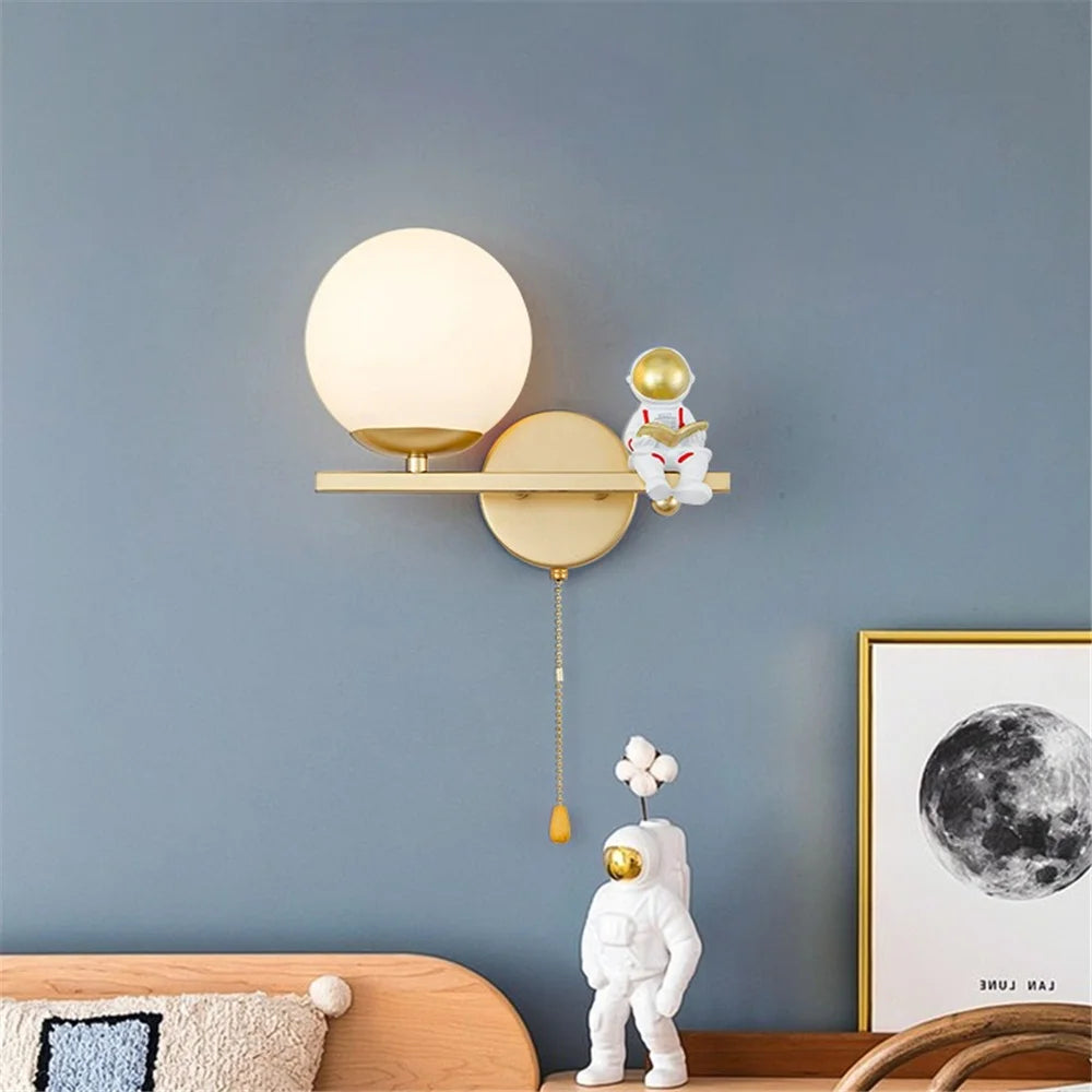 LED-Wandleuchte Astronaut aus goldenem Glas für Kinderzimmer - vue 6 sur 8