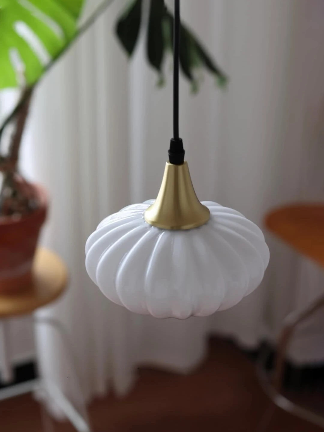 Japanische Pendelleuchte aus Glas im skandinavischen Design für ein elegantes Interieur - vue 2 sur 8