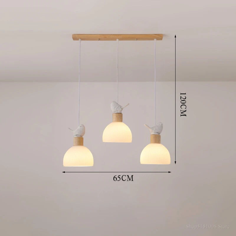 LED-Kronleuchter aus Holz mit weißen Glas-Lampenschirmen
