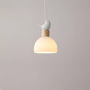 LED-Kronleuchter aus Holz mit weißen Glas-Lampenschirmen