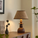 Tischlampe im mittelalterlichen Stil aus Massivholz mit schlichtem Retro-Design