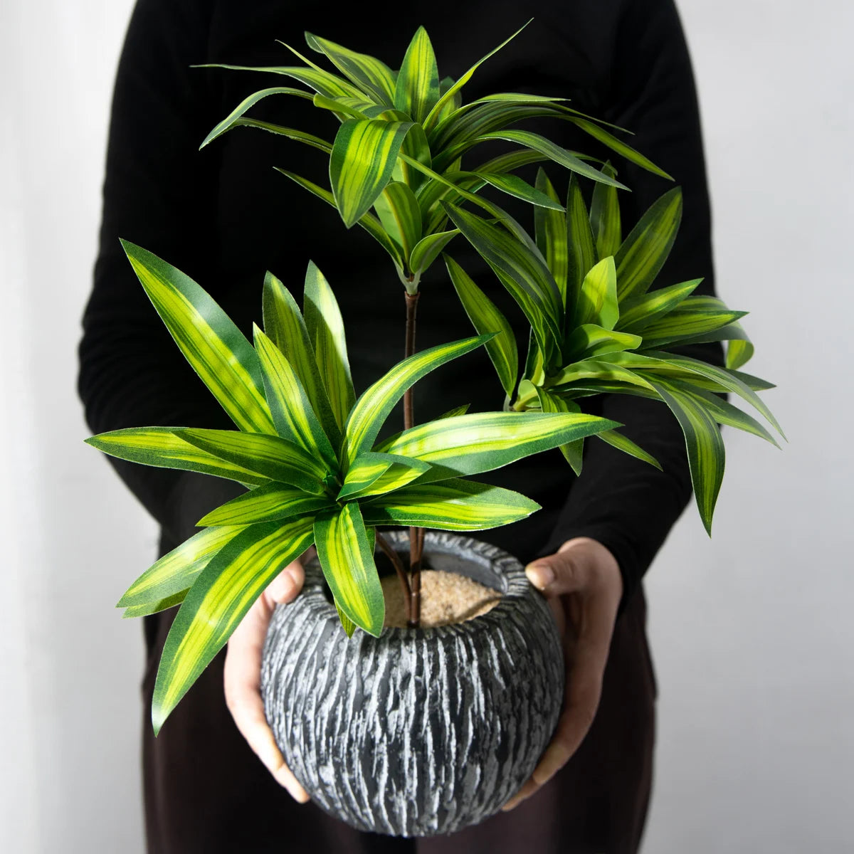 plante tropicale artificielle à trois têtes en pot décoratif - vue 6 sur 8
