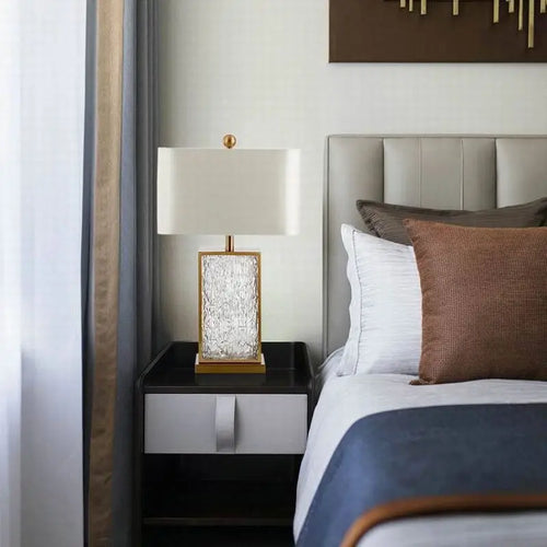 lampe à poser moderne en verre avec cadre doré décorative et élégante