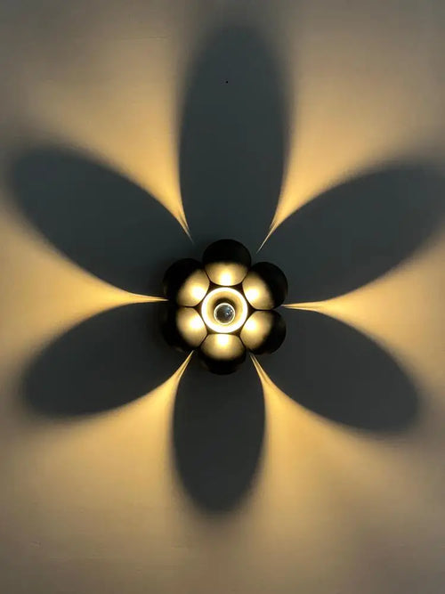 Minimalistische Wandleuchte in Blumenform für ein sanftes Ambiente - vue 7 sur 8