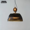Pendelleuchte aus skulpturiertem Glas im Retro-Stil mit modernem Flair