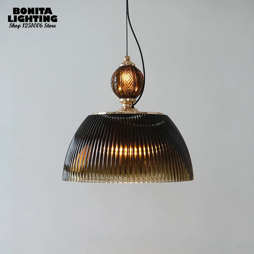 Pendelleuchte aus skulpturiertem Glas im Retro-Stil mit modernem Flair - vue 3 sur 8