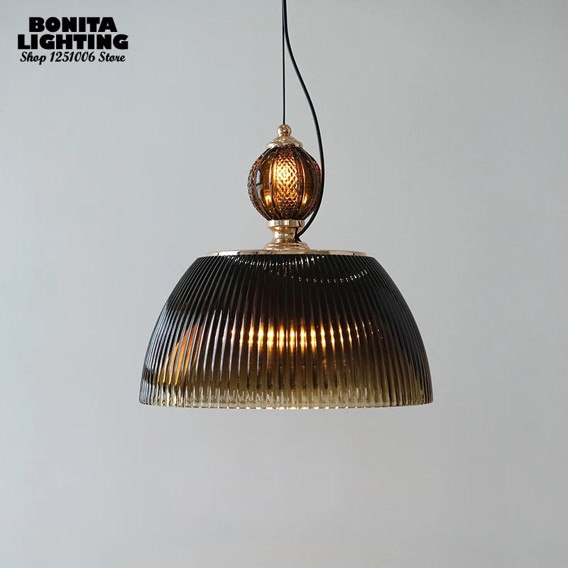 Pendelleuchte aus skulpturiertem Glas im Retro-Stil mit modernem Flair - vue 3 sur 8