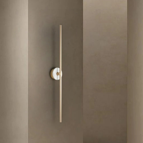 Minimalistische Wandleuchte aus Naturmarmor mit Messinglinie