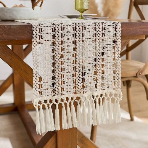 Chemin de table bohème beige à pompons géométriques