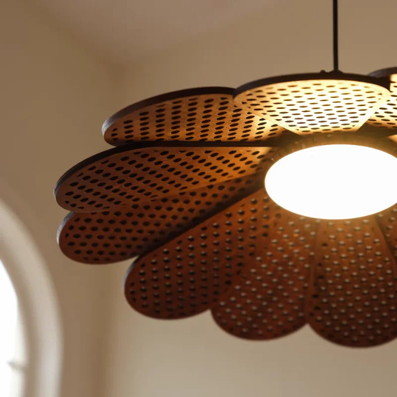 Japanische Pendelleuchte aus Holz in Blütenform für ein warmes Zuhause - vue 4 sur 6