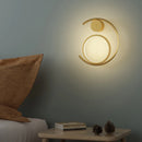 Moderne Wandleuchte aus goldfarbenem Metall für eine minimalistische Atmosphäre