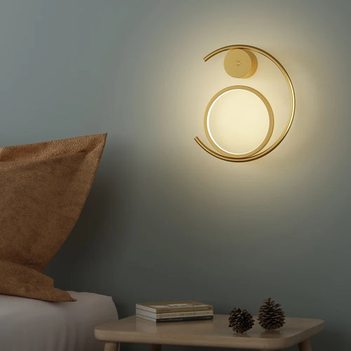 Moderne Wandleuchte aus goldfarbenem Metall für eine minimalistische Atmosphäre - vue 2 sur 8