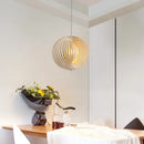 lustre nordique en bois pour bar restaurant cuisine créative éclairage intérieur