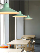 Moderner nordischer Kronleuchter im UFO-Stil mit dekorativen, mehrfarbigen Lampen