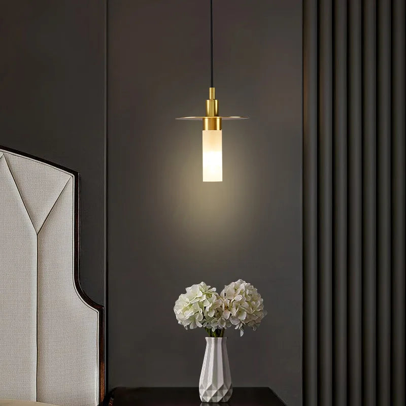 Postmoderne Pendelleuchte aus Metall mit elegantem Design für moderne Innenräume - vue 2 sur 9