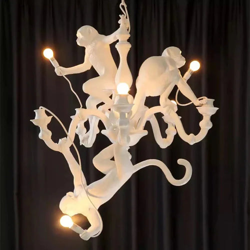 LED-Pendelleuchte aus Harz mit kletterndem Affen und kreativem Tierdesign im nordischen Stil - vue 4 sur 7
