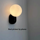 Minimalistische Wandleuchte in Creme mit dekorativen LED-Lichtern