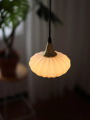 Japanische Pendelleuchte aus Glas im skandinavischen Design für ein elegantes Interieur