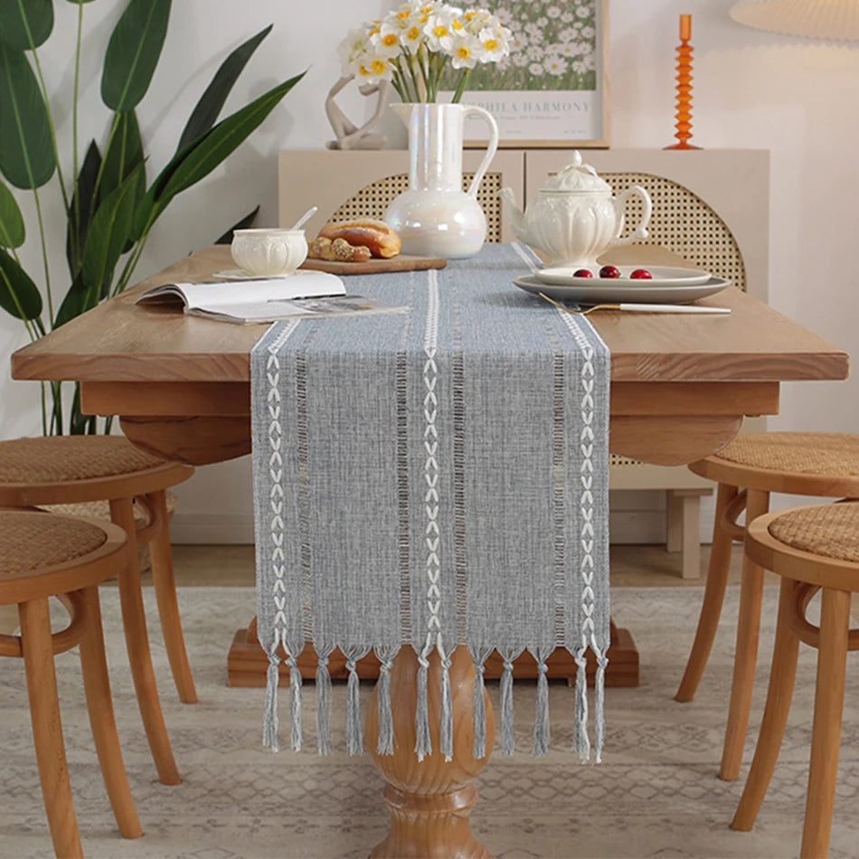 Chemin de table bohème brodé avec pompons tissés - vue 6 sur 7